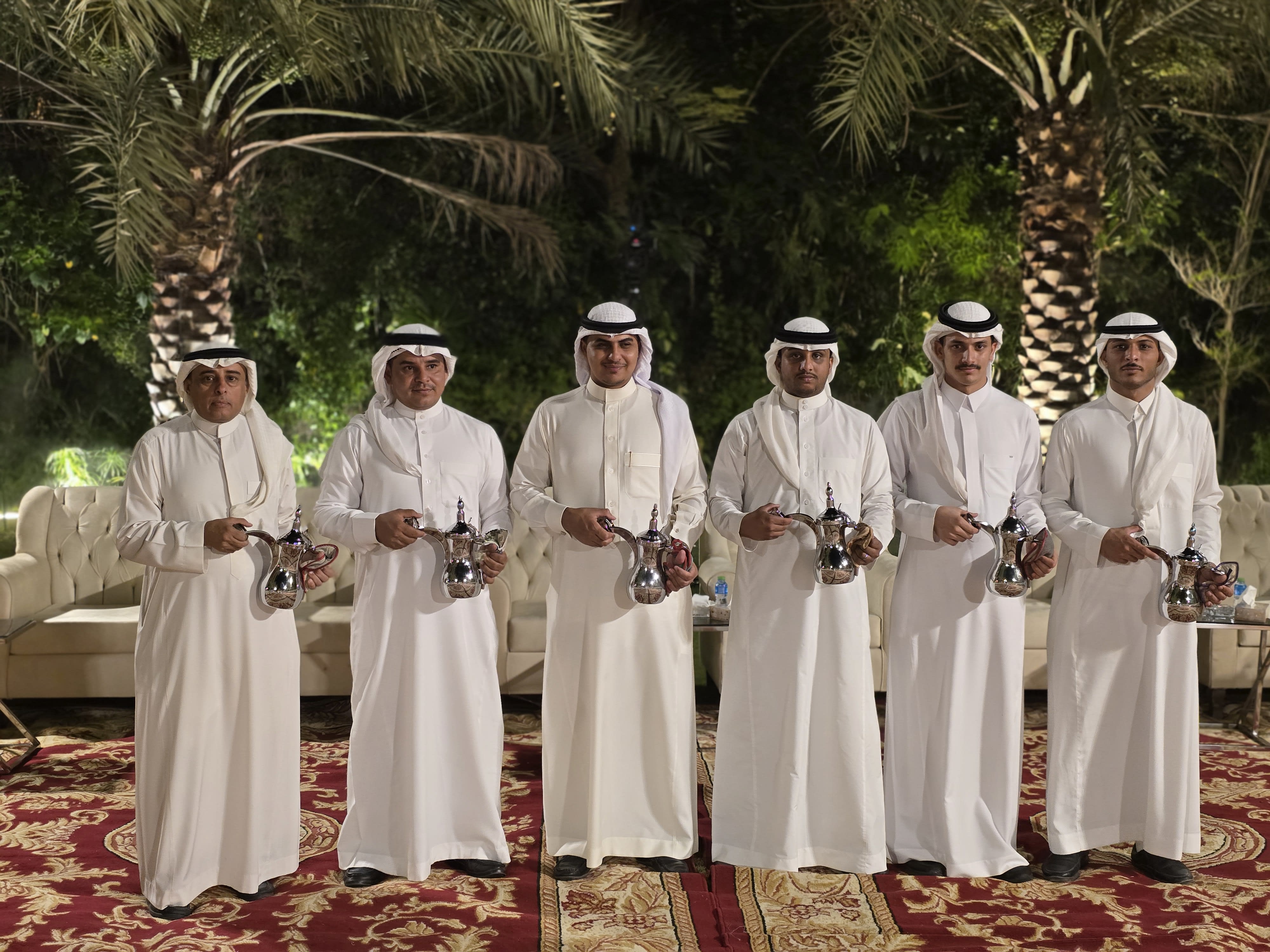 قهوجيين عزاء الرياض لتقديم الضيافة العربية في مجالس العزاء